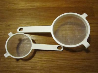 Billede af Plastik si (14 cm) - Grovmasket - Til mælkekefir / kombucha