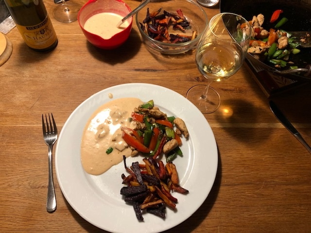 Opskrift - Billede - Wok-kylling m. rodfritter og jordnøddesovs