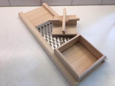 Picture 2 of 3 - Grater 50 cm in beech wood with finger guard
