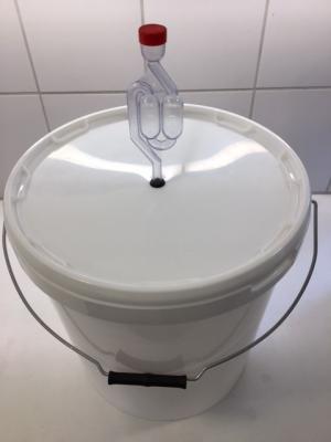 Spand med låg, 21 liter, inkl. gærlås Spand med låg, 21 liter, inkl. gærlås