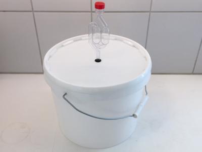 Picture of Bucket with lid, 11 liters with airlock