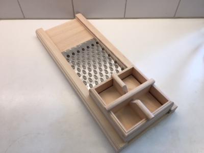Picture of Grater 50 cm in beech wood with finger guard