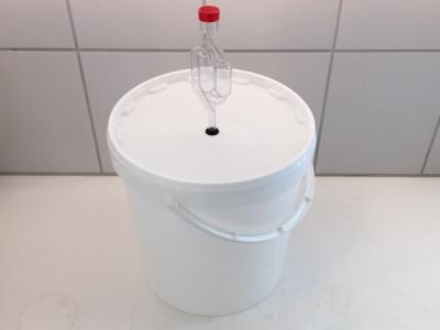 Picture of Bucket with lid, 10 liters, with airlock