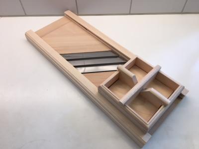 Billede 1 af 3 - Mandoline slicer 50 cm in beech wood with finger guard